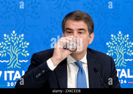 Roma, Italien. Juli 2024. IL Ministro per gli affari europei e l'attuazione del PNRR Raffaele Fitto in occasione della conferenza stampa al termine della cabina di regia sul PNRR, Palazzo Chigi a Roma, Luned&#xec; 22 Luglio 2024 (Foto Mauro Scrobogna/LaPresse) der Minister für europäische Angelegenheiten und die Umsetzung des PNRR Raffaele Fitto auf der Pressekonferenz am Ende und im Kontrollraum für den PNRR, Palazzo Chigi in Rom, Montag, den 22. Juli 2024. (Foto: Mauro Scrobogna/LaPresse) Credit: LaPresse/Alamy Live News Stockfoto