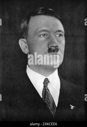 Ein Foto von Adolf Hitler 1933, aufgenommen kurz nach seiner Ernennung zum Bundeskanzler. Dieser entscheidende Moment markierte den Beginn des Nazi-Regimes. Hitler als Führer der NSDAP konsolidierte schnell die Macht, was zur Etablierung eines totalitären Staates führte. Seine Politik und sein Handeln während dieser Zeit bildeten die Bühne für den Zweiten Weltkrieg und die Gräueltaten des Holocaust. Stockfoto