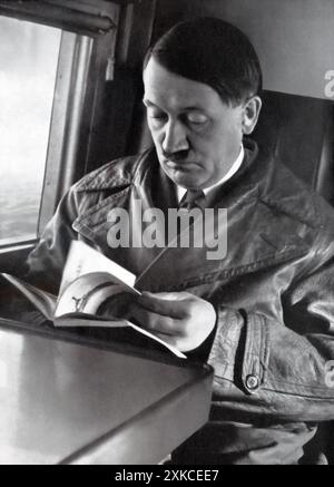 Ein Foto von Adolf Hitler 1934, aufgenommen vor dem Referendum am 19. August, wo 90 % der Nation ihn als Führer unterstützten. Nach dem Tod von Präsident Paul von Hindenburg kombinierte Hitler die Rollen von Bundeskanzler und Präsident und übernahm die volle Kontrolle über Deutschland. Diese Konsolidierung der Macht markierte den Beginn seiner totalitären Herrschaft, die zu einer aggressiven expansionistischen Politik und den darauf folgenden systematischen Gräueltaten führte. Stockfoto