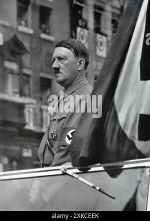 Ein Foto von Adolf Hitler aus dem Jahr 1937. In dieser Zeit gewann Hitlers Vision eines Vereinten Deutschlands unter dem Nazi-Regime an Dynamik. Sein Slogan „ein Volk, ein Reich, ein Führer“ verkörperte sein Ziel, alle deutschsprachigen Völker zu einem einzigen, mächtigen Reich zu konsolidieren. In dieser Zeit wurde seine totalitäre Herrschaft gestärkt und die NS-Ideologie aggressiv ausgeweitet. Stockfoto