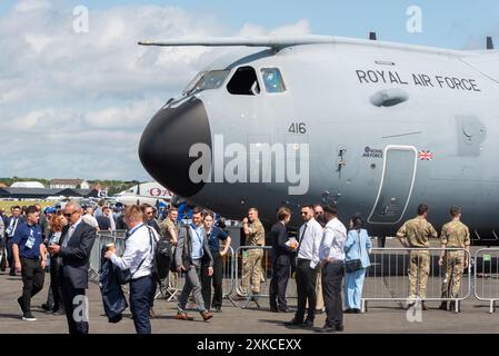 Flughafen Farnborough, Hampshire, Großbritannien. Juli 2024. Die weltweiten Militär- und Zivilluftfahrtunternehmen haben sich versammelt, um die neuesten Entwicklungen in der Luft- und Raumfahrttechnologie zu präsentieren und zu sehen. Die modernsten zivilen Flugzeuge und Militärflugzeuge sind zu sehen. RAF Airbus A400M Atlas Stockfoto