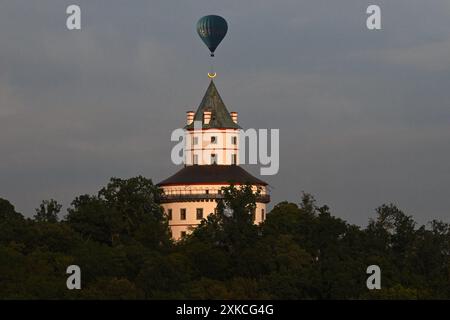 Libosovice, Tschechische Republik. Juli 2024. Romantischer Flug im Heißluftballon über das Schloss Humprecht bei Sonnenaufgang im Böhmischen Paradies in der Nähe von Libosovice in Tschechien. (Kreditbild: © Slavek Ruta/ZUMA Press Wire) NUR REDAKTIONELLE VERWENDUNG! Nicht für kommerzielle ZWECKE! Stockfoto