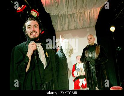 l-r: Stewart Agnew (Sydney Carton), (hinten) Paul Beech (Richter), Giles Stoakley (Basard / Jerry Cruncher) in Einer GESCHICHTE VON ZWEI STÄDTEN im King's Head Theatre, London N1 09/2013 nach Charles Dickens adaptiert für die Bühne von Terence Rattigan & John Gielgud Set-Design: Christopher Hone Kostüme: Jonathan Lipman Beleuchtung: Seth Rook Williams Regisseur: Adam Spreadbury-Maher Stockfoto