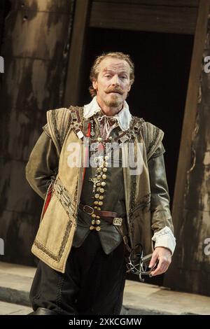 Iain Glen (Prinz Albert von Wallenstein) in WALLENSTEIN von Friedrich Schiller am Minerva Theatre, Chichester Festival Theatre, West Sussex, England 29/05/2009 adaptiert von Mike Poulton Design: Robert Innes Hopkins Beleuchtung: James Whiteside Regie: Angus Jackson Stockfoto