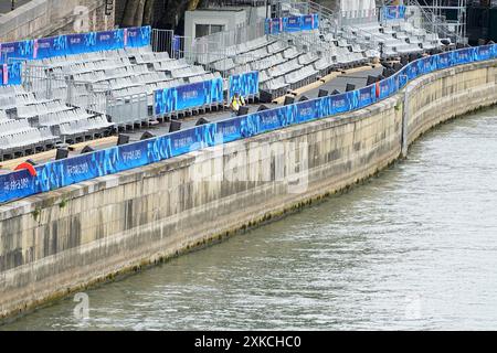 Paris, Frankreich. Juli 2024. Vor den Olympischen Sommerspielen 2024 in Paris, Blick auf die Tribünen auf der seine. Quelle: Michael Kappeler/dpa/Alamy Live News Stockfoto