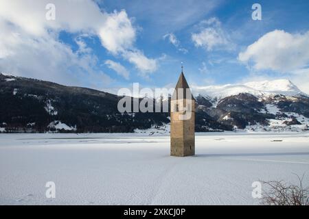 Der Glockenturm des überfluteten Dorfes Graun in Südtirol. Stockfoto