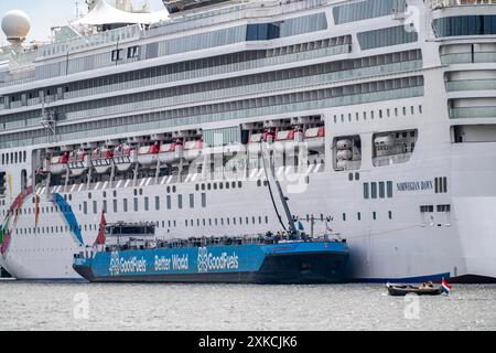 Das Kreuzfahrtschiff Norwegian Dawn am Passagierterminal Amsterdam, Kreuzfahrthafen Amsterdam, gehört zur Norwegian Cruise Line, Niederlande Stockfoto