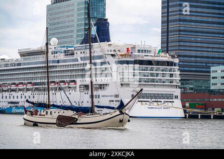 Das Kreuzfahrtschiff Norwegian Dawn am Passagierterminal Amsterdam, Kreuzfahrthafen Amsterdam, gehört zur Norwegian Cruise Line, Niederlande Stockfoto