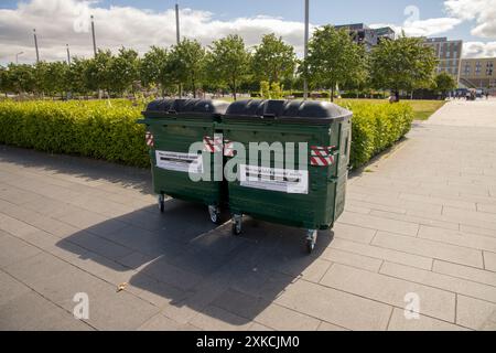 Zwei Abfallbehälter für „nicht recycelbare allgemeine Abfälle“, deren Texte für die Zukunft geändert werden, sollten keine Lebensmittelabfälle oder Wertstoffe enthalten; Dundee UK Stockfoto