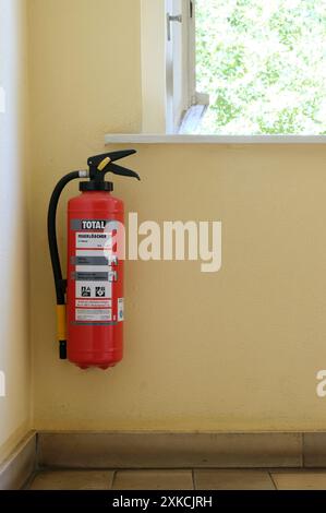 Berlin, Deutschland, 23. Juni 2024, Feuerlöscher im Treppenhaus eines Wohnhauses Stockfoto