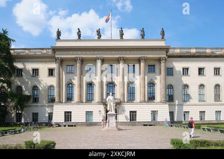 Berlin, 20. Juli 2024, historisches Hauptgebäude der Humboldt-Universität mit Helmholtz-Denkmal im Eingangsbereich Stockfoto