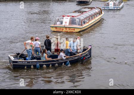 Plastikwalboot in einem Kanal in Amsterdam, Passagiere fischen Plastikabfälle von den Kanälen, Tour durch die Kanäle von Amsterdam, sammeln Abfall A Stockfoto