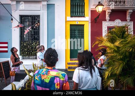 Touristen vor La Casa Estrecha (das Schmalhaus), San Juan, Puerto Rico, USA Stockfoto