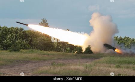 Hokkaido, Japan. Juli 2024. 1. Multi-Domain Task Force (MDTF) der US Army HIMARS (High Mobility Artillery Rocket System) feuert während der US Army und Japan Ground Self? Militärische Übung der Verteidigungsstreitkräfte 'Orient Shield 24' im Manövriergebiet Yausubetsu in der Präfektur Hokkaido, Japan am 22. Juli 2024. Foto: Keizo Mori/UPI Credit: UPI/Alamy Live News Stockfoto