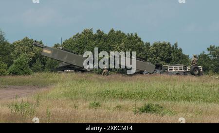 Hokkaido, Japan. Juli 2024. 1st Multi-Domain Task Force (MDTF), der U.S. Army(L) und der III Marine Expeditionary Force der U.S. Marines HIMARS (High Mobility Artillery Rocket System) nehmen an der U.S. Army und Japan Ground Self Teil? Militärische Übung der Verteidigungsstreitkräfte 'Orient Shield 24' im Manövriergebiet Yausubetsu in der Präfektur Hokkaido, Japan am Montag, 22. Juli 2024. Foto: Keizo Mori/UPI Credit: UPI/Alamy Live News Stockfoto