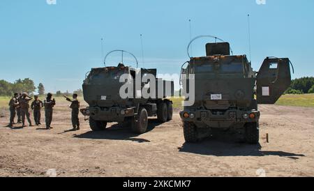 Hokkaido, Japan. Juli 2024. III Marine Expeditionstruppe der US-Marines HIMARS (High Mobility Artillery Rocket System) nehmen an der US-Armee und Japan Ground Self Teil? Militärische Übung der Verteidigungsstreitkräfte 'Orient Shield 24' im Manövriergebiet Yausubetsu in der Präfektur Hokkaido, Japan am Montag, 22. Juli 2024. Die US-Marines nehmen zum ersten Mal am Orient Shield Teil. Foto: Keizo Mori/UPI Credit: UPI/Alamy Live News Stockfoto