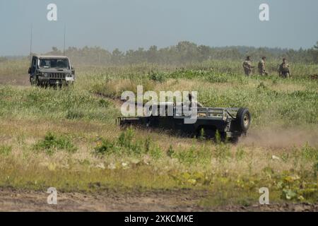 Hokkaido, Japan. Juli 2024. Mitglieder der III Marine Expeditionary Force der US Marines nehmen an der US Army und Japan Ground Self Teil? Militärische Übung der Verteidigungsstreitkräfte 'Orient Shield 24' im Manövriergebiet Yausubetsu in der Präfektur Hokkaido, Japan am Montag, 22. Juli 2024. Die US-Marines nehmen zum ersten Mal am Orient Shield Teil. Foto: Keizo Mori/UPI Credit: UPI/Alamy Live News Stockfoto