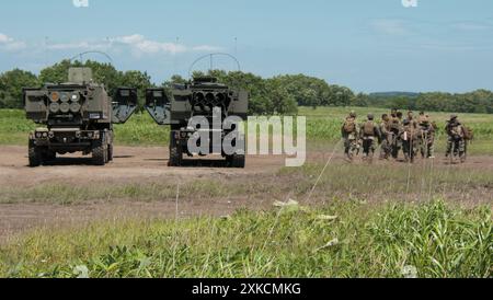 Hokkaido, Japan. Juli 2024. III Marine Expeditionstruppe der US-Marines HIMARS (High Mobility Artillery Rocket System) nehmen an der US-Armee und Japan Ground Self Teil? Militärische Übung der Verteidigungsstreitkräfte 'Orient Shield 24' im Manövriergebiet Yausubetsu in der Präfektur Hokkaido, Japan am Montag, 22. Juli 2024. Die US-Marines nehmen zum ersten Mal am Orient Shield Teil. Foto: Keizo Mori/UPI Credit: UPI/Alamy Live News Stockfoto