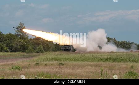 Hokkaido, Japan. Juli 2024. III Marine Expeditionstruppe der US-Marines HIMARS (High Mobility Artillery Rocket System) feuert während der US-Armee und Japan Ground Self? Militärische Übung der Verteidigungsstreitkräfte 'Orient Shield 24' im Manövriergebiet Yausubetsu in der Präfektur Hokkaido, Japan am Montag, 22. Juli 2024. Die US-Marines nehmen zum ersten Mal am Orient Shield Teil. Foto: Keizo Mori/UPI Credit: UPI/Alamy Live News Stockfoto