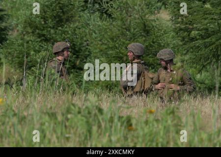 Hokkaido, Japan. Juli 2024. Mitglieder der III Marine Expeditionary Force der US Marines nehmen an der US Army und Japan Ground Self Teil? Militärische Übung der Verteidigungsstreitkräfte 'Orient Shield 24' im Manövriergebiet Yausubetsu in der Präfektur Hokkaido, Japan am Montag, 22. Juli 2024. Die US-Marines nehmen zum ersten Mal am Orient Shield Teil. Foto: Keizo Mori/UPI Credit: UPI/Alamy Live News Stockfoto