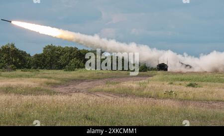 Hokkaido, Japan. Juli 2024. III Marine Expeditionstruppe der US-Marines HIMARS (High Mobility Artillery Rocket System) feuert während der US-Armee und Japan Ground Self? Militärische Übung der Verteidigungsstreitkräfte 'Orient Shield 24' im Manövriergebiet Yausubetsu in der Präfektur Hokkaido, Japan am Montag, 22. Juli 2024. Die US-Marines nehmen zum ersten Mal am Orient Shield Teil. Foto: Keizo Mori/UPI Credit: UPI/Alamy Live News Stockfoto