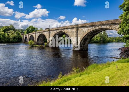 Die Thomas Telford Brücke über den Fluss Tay bei Dunkeld, Perth und Kinross, Schottland Stockfoto