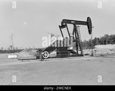 Horizontale Nahaufnahme einer Ölpumpenanlage aus den 1970er Jahren. Stockfoto