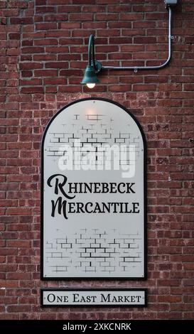 Rhinebeck, NY - 29. Mai 2024: Schild des Rhinebeck Mercantile-Bekleidungsgeschäfts auf einem historischen Backsteingebäude im Hudson Valley. Stockfoto