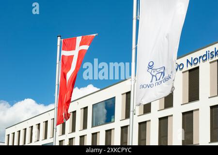 Novo Nordisk Werbeflaggen und Logo auf der Fassade, dänischer Pharmakonzern Novo Nordisk AS, Produktion innovativer Medikamente, ADIPOSITAS-Behandlung Stockfoto