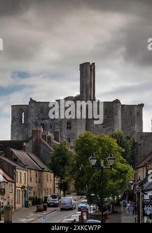 Warkworth, ein Dorf in einer Schleife des Flusses Coquet, mit einer herrlichen mittelalterlichen Burgruine, in Northumberland, England. Stockfoto