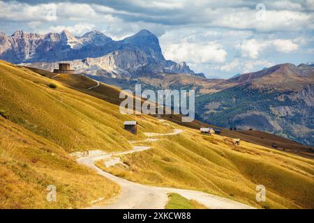 Berglandschaft im Herbst. Blick auf den deutschen Kriegsfriedhof Pordoi in den Dolomiten. Pordoi Pass in Südtirol Stockfoto