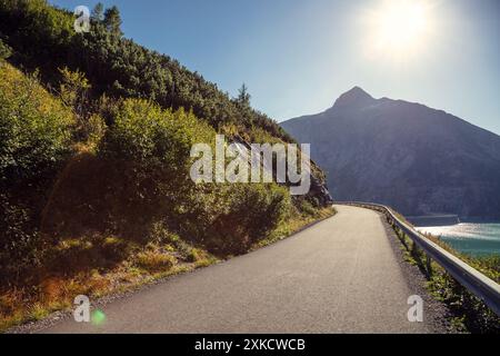 Fahrt mit dem Auto auf einer Bergstraße entlang eines wunderschönen Bergsees an einem sonnigen Tag. Koelnbrein-Lagerung. Staudamm Koelnbrein. Brandstatt, Österreich Stockfoto