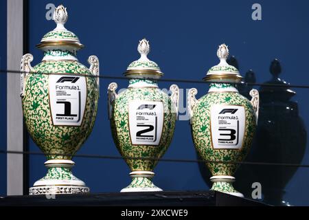 Budapest, Ungarn. Juli 2024. Die Trophäen sind auf dem Podium nach dem Großen Preis der Formel 1 von Ungarn am 21. Juli 2024 auf der Hungaroring-Rennstrecke in Mogyorod bei Budapest zu sehen. (Kreditbild: © Beata Zawrzel/ZUMA Press Wire) NUR REDAKTIONELLE VERWENDUNG! Nicht für kommerzielle ZWECKE! Stockfoto