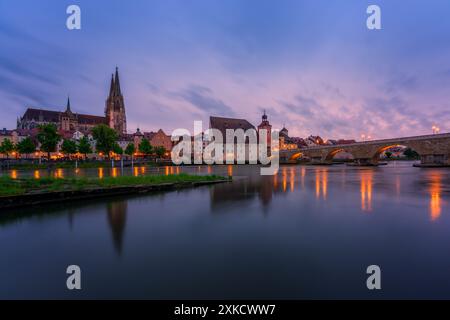 Panoramablick auf die Regensburger Altstadt an der Donau in Deutschland. Stockfoto