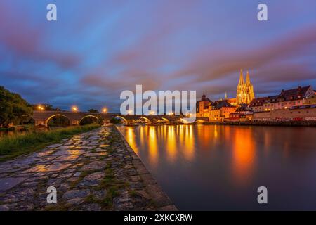 Panoramablick auf die Regensburger Altstadt an der Donau in Deutschland. Stockfoto