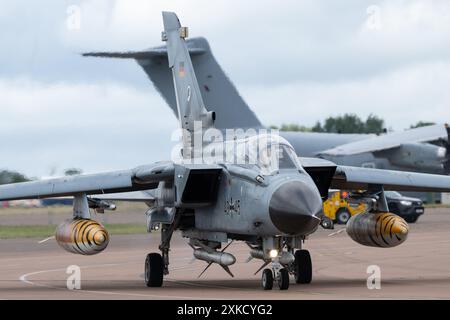 Cirencester, Großbritannien. Juli 2024. Panavia Tornado von tlg 51 Taxi der Deutschen Luftwaffe ist während des Royal International Air Tattoo 2024 Abflugtages am 22. Juli 2024 in Cirencester, Großbritannien, am 22. Juli 2024 (Foto: Cody Froggatt/News Images) in Cirencester, Großbritannien. (Foto: Cody Froggatt/News Images/SIPA USA) Credit: SIPA USA/Alamy Live News Stockfoto