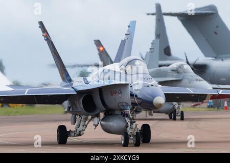 Cirencester, Großbritannien. Juli 2024. McDonnell Douglas CF-188A Hornet von 425 TAKTISCHEN KAMPFFLUGZEUGSTAFFEL/CF-18 DEMO-TEAM Royal Canadian Air Force Taxi ist während des Royal International Air Tattoo 2024 Departures Day in RAF Fairford, Cirencester, Großbritannien, 22. Juli 2024 (Foto: Cody Froggatt/News Images) in Cirencester, Großbritannien am 22. Juli 2024. (Foto: Cody Froggatt/News Images/SIPA USA) Credit: SIPA USA/Alamy Live News Stockfoto