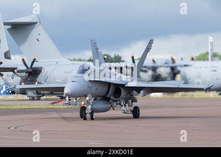 McDonnell Douglas F/A-18 Hornet von HÄVLLV 11 Taxis der finnischen Luftwaffe während des Royal International Air Tattoo 2024 Departures Day in RAF Fairford, Cirencester, Großbritannien, 22. Juli 2024 (Foto: Cody Froggatt/News Images) Stockfoto