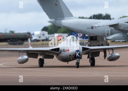 Cirencester, Großbritannien. Juli 2024. De Havilland Vampire FB.52 Taxi fährt während des Royal International Air Tattoo 2024 Abflugtages am 22. Juli 2024 in Cirencester, Großbritannien, in Cirencester, 22. Juli 2024 (Foto: Cody Froggatt/News Images) in Cirencester, Großbritannien. (Foto: Cody Froggatt/News Images/SIPA USA) Credit: SIPA USA/Alamy Live News Stockfoto