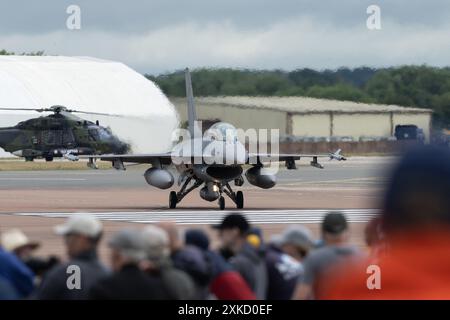 Cirencester, Großbritannien. Juli 2024. Lockheed Martin F-16 kämpfte mit Falcon vom belgischen Air Component Taxi auf die Landebahn während des Royal International Air Tattoo 2024 Departures Day in RAF Fairford, Cirencester, Großbritannien, 22. Juli 2024 (Foto: Cody Froggatt/News Images) in Cirencester, Großbritannien am 22. Juli 2024. (Foto: Cody Froggatt/News Images/SIPA USA) Credit: SIPA USA/Alamy Live News Stockfoto