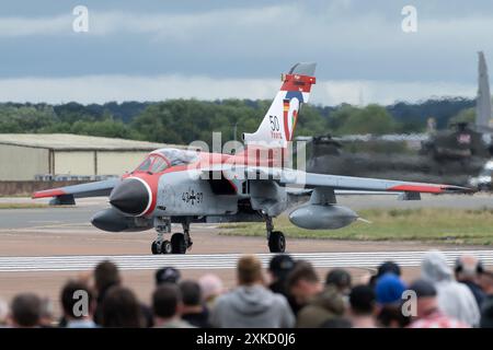 Cirencester, Großbritannien. Juli 2024. Panavia Tornado IDS von WTD 61 Taxis der Deutschen Luftwaffe auf die Landebahn während des Royal International Air Tattoo 2024 Departures Day in RAF Fairford, Cirencester, Großbritannien, 22. Juli 2024 (Foto: Cody Froggatt/News Images) in Cirencester, Großbritannien am 22. Juli 2024. (Foto: Cody Froggatt/News Images/SIPA USA) Credit: SIPA USA/Alamy Live News Stockfoto