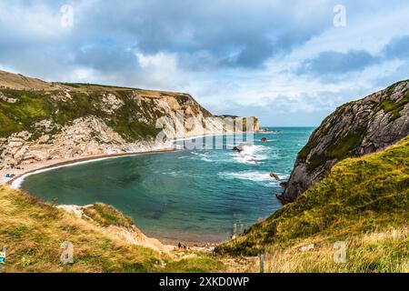 Man O'war Beach neben Durdle Door an der Jurassic Coast, Dorset, England, Großbritannien. Malerische Bucht umgeben von Jurassic Coast Felsen. Stockfoto