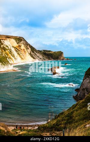 Man O'war Beach neben Durdle Door an der Jurassic Coast, Dorset, England, Großbritannien. Malerische Bucht umgeben von Jurassic Coast Felsen. Vertikal. Stockfoto
