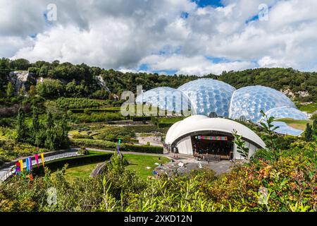 Eden Project, Cornwall, England 14. August 2023: Besucherattraktion und Bildungszentrum mit riesigen Gewächshäusern, eines mit Regenwald Stockfoto