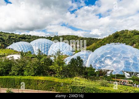 Eden Project, Cornwall, England 14. August 2023: Besucherattraktion und Bildungszentrum mit riesigen Gewächshäusern, eines mit Regenwald Stockfoto