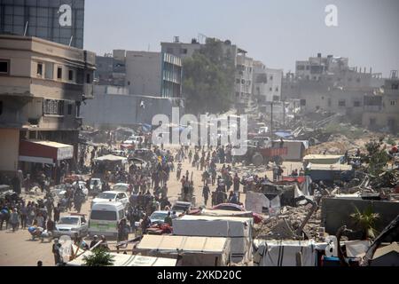 22. Juli 2024, Gaza, Palästinenser: (INT) bei einem israelischen Angriff auf Khan Yunis-Gazastreifen wurden etwa 44 Menschen, darunter sechs Kinder, getötet. 22. Juli, Khan Yunis, Gaza, Palästina: Etwa 44 Menschen, darunter sechs Kinder, wurden bei einem israelischen Angriff auf Khan Yunis-Gazastreifen getötet. Um 120 wurden verletzt, als die israelische Armee Flugblätter warf und die Palästinenser, die in den östlichen Stadtvierteln in Khan Yunis lebten, befahl, sofort zu evakuieren. Die Bewohner beginnen, ihre Gebiete zu Fuß und mit Karren zu verlassen, während israelische Bombenangriffe stattfinden. Foto: Hashem Zimmo/Thenews2 (Foto: Hashem Zimmo/Thenews2/Zumapress) (Credit Ima Stockfoto