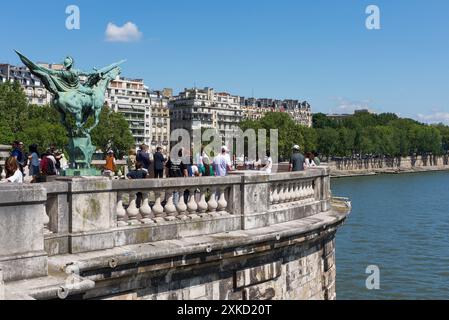 Paris, Frankreich 07.17.2024 Touristen auf der Bir-Hakeim-Brücke machen Fotos von der seine und dem Eiffelturm Stockfoto