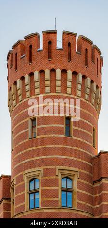 Breslau, Polen - Januar 31 2024: Hohe Bäume und wenige Gebäude dahinter spiegeln sich nach dem Auftauen im kleinen Stadtgraben Stockfoto