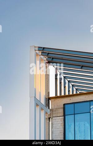 Breslau, Polen - Januar 31 2024: Hohe Bäume und wenige Gebäude dahinter spiegeln sich nach dem Auftauen im kleinen Stadtgraben Stockfoto