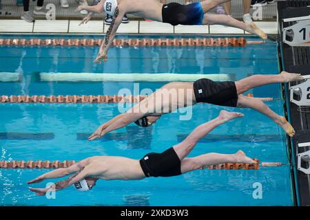 Grant Lilly aus Reagan (Mitte) startet am 24. Februar 2024 während des 500-Meter-Freistil-Finals der 6A Jungen beim Schwimmen & Tauchen Meet 2024 an der University of Texas. Stockfoto